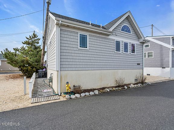 3rd image of 105 W Bayberry Way