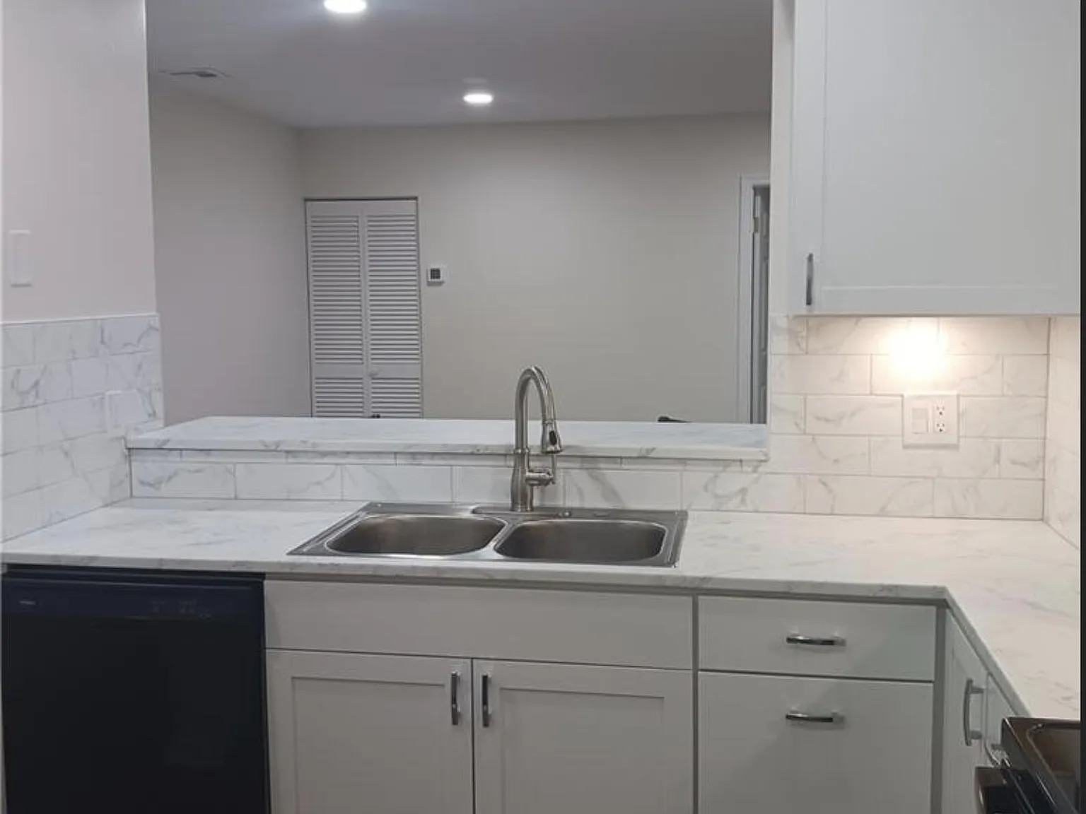 2 bed, 2.0 bath, 925 sqft, $1,990 — Photo 2
