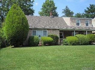 695 Bryant St, Westbury, NY 11590