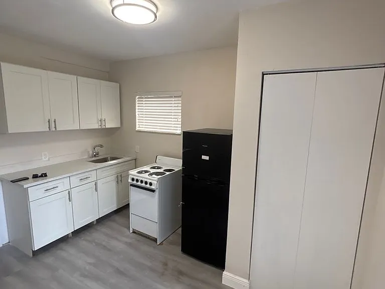 100 SW 18th Ct — Photo 2
