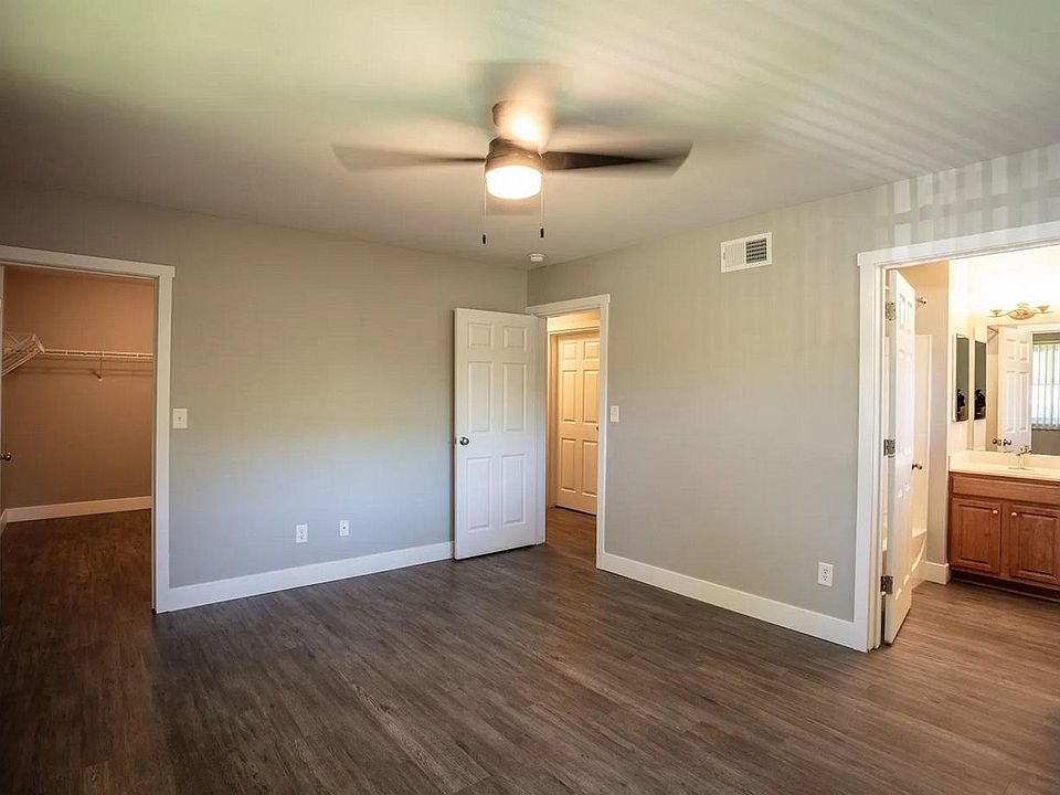 Three-bedroom Chestnut Glen homes offer a large master with private bath and a huge walk-in closet that you have to see to believe!