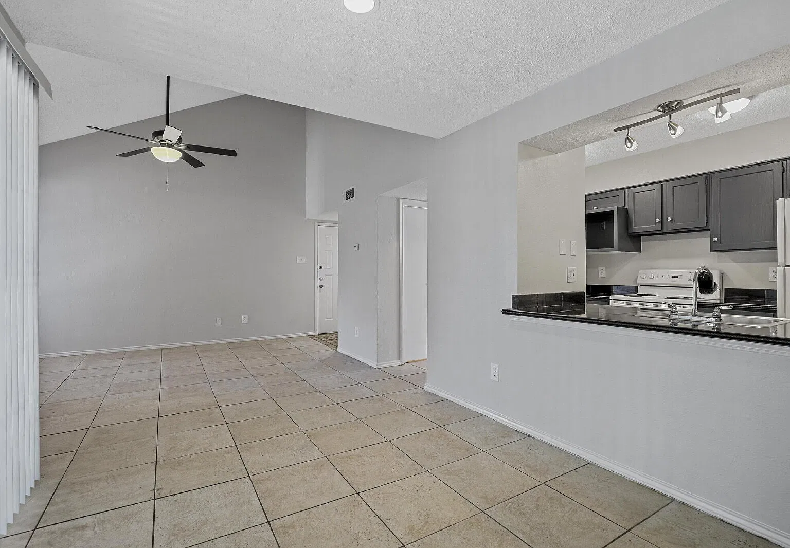 2 bed, 1.0 bath, 903 sqft, $999 — Photo 2