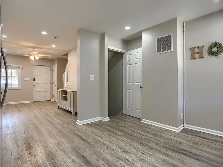 1207 Anglesea St — Photo 8