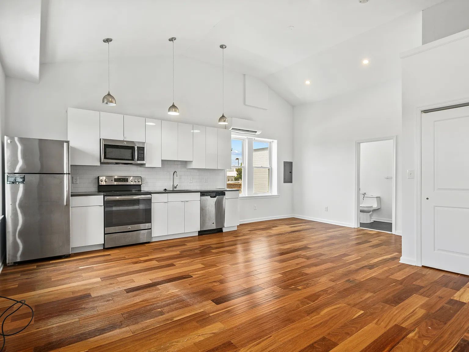 Studio, 560 sqft, $1,200 — Photo 3