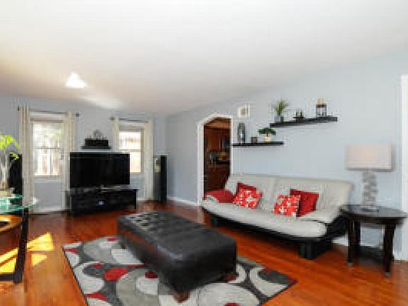 5th image of 3210 W Drury Ln