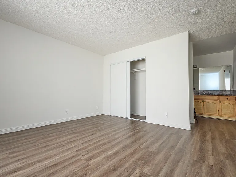 744 N Manhattan Pl — Photo 14