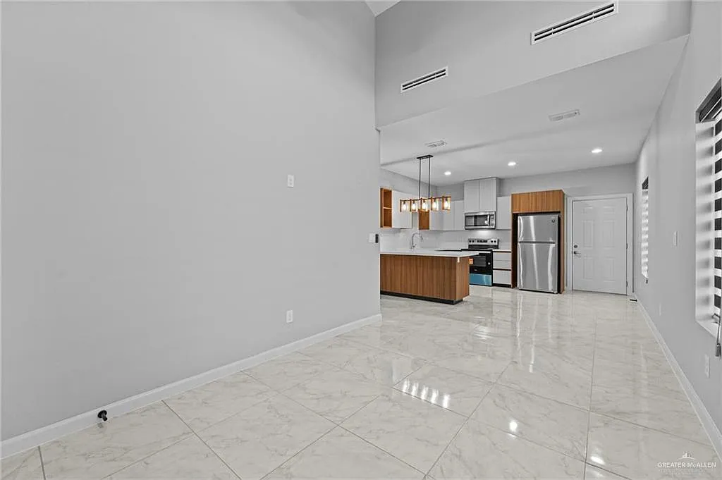 2 bed, 2.0 bath, 884 sqft, $1,250 — Photo 3