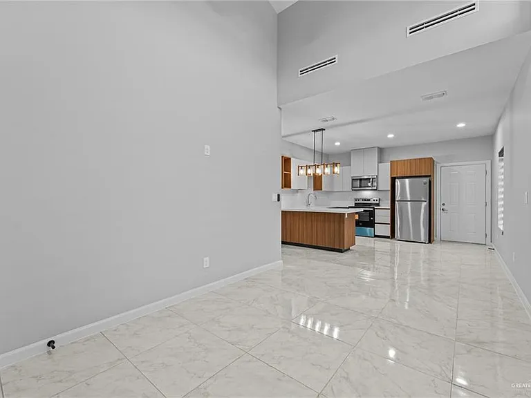 901 W 8th St #3 — Photo 3