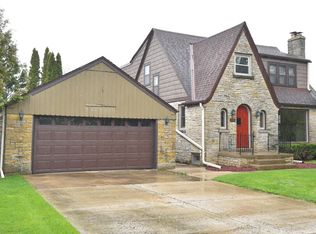 317 Riverview Dr, Thiensville, WI 53092