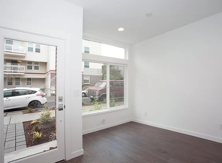 8771 Phinney Ave N — Photo 2