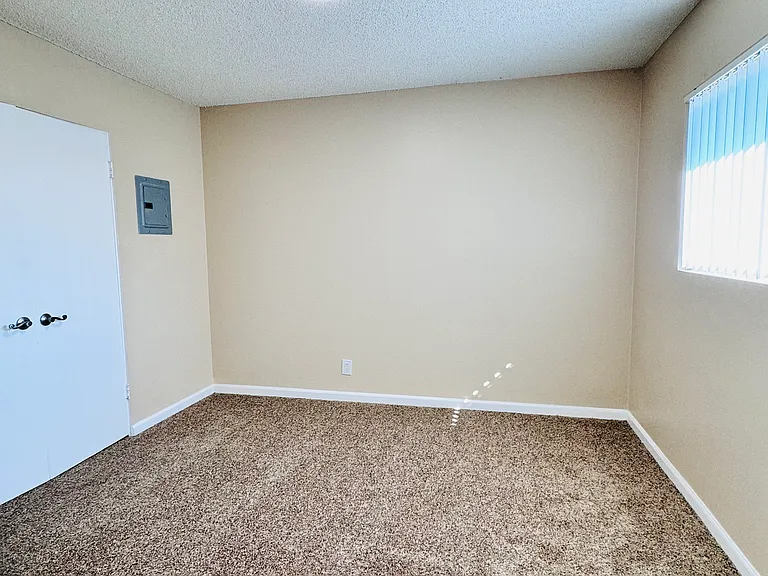Tustin Garden Apartments — Photo 33