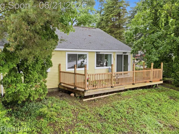 5504 Wildwood Dr, Howell, MI 48843