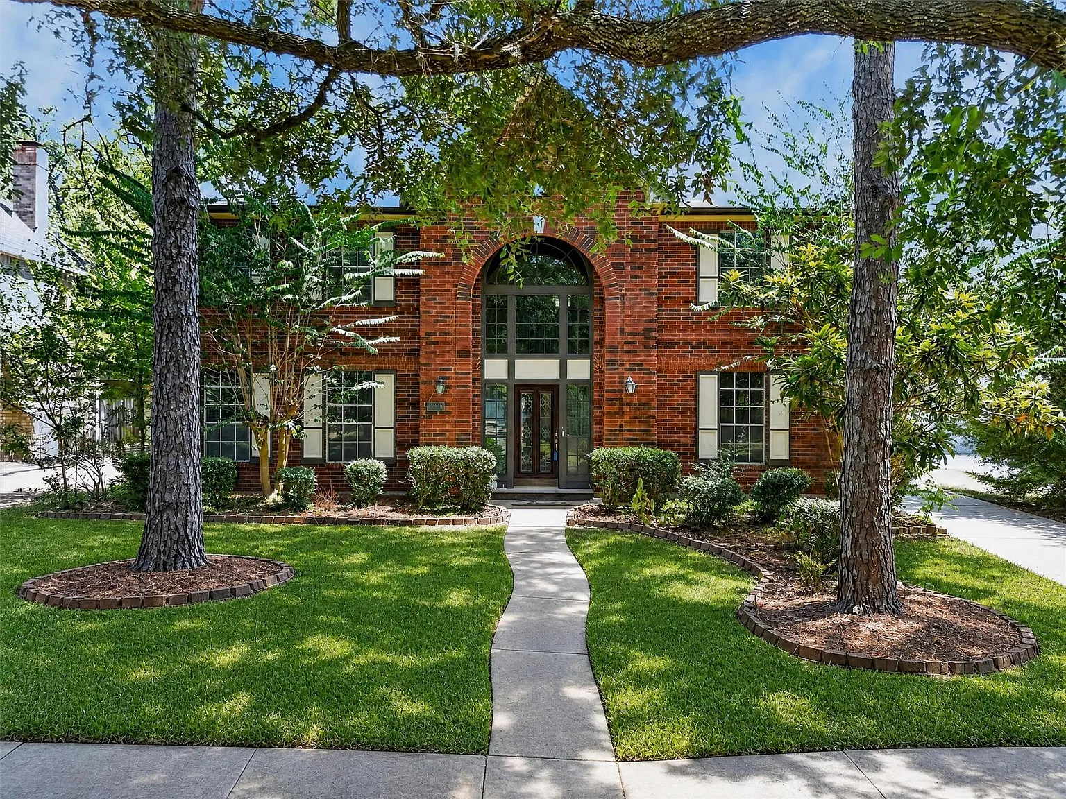 4 bed, 2.5 bath, 2854 sqft, $2,600 — Photo 2