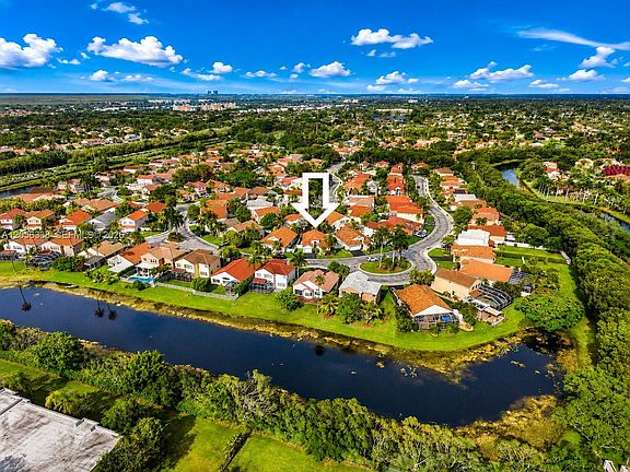 4th image of 325 Somerset Way