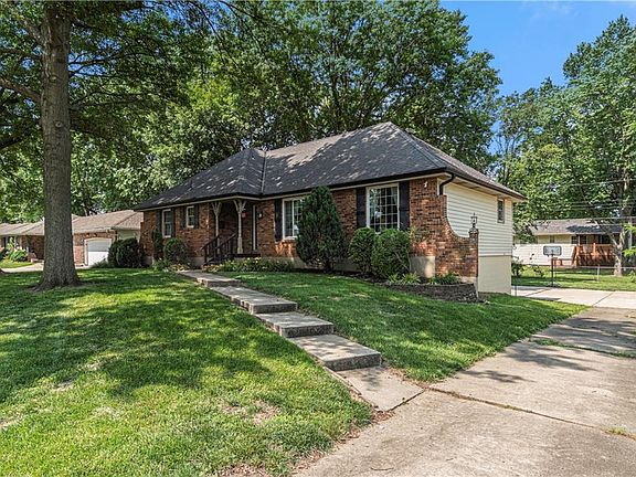 5th image of 804 NE Magellan Ave