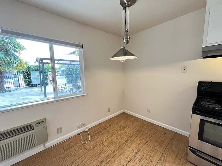 1120 Yulupa Ave #4 — Photo 2