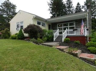 8 Roosevelt Rd, Hyde Park, NY 12538
