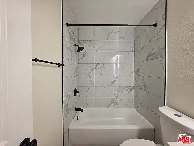 535 W 4th St #110 — Photo 27