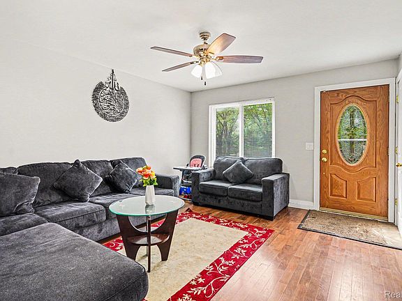 2nd image of 22844 Hillock Ave