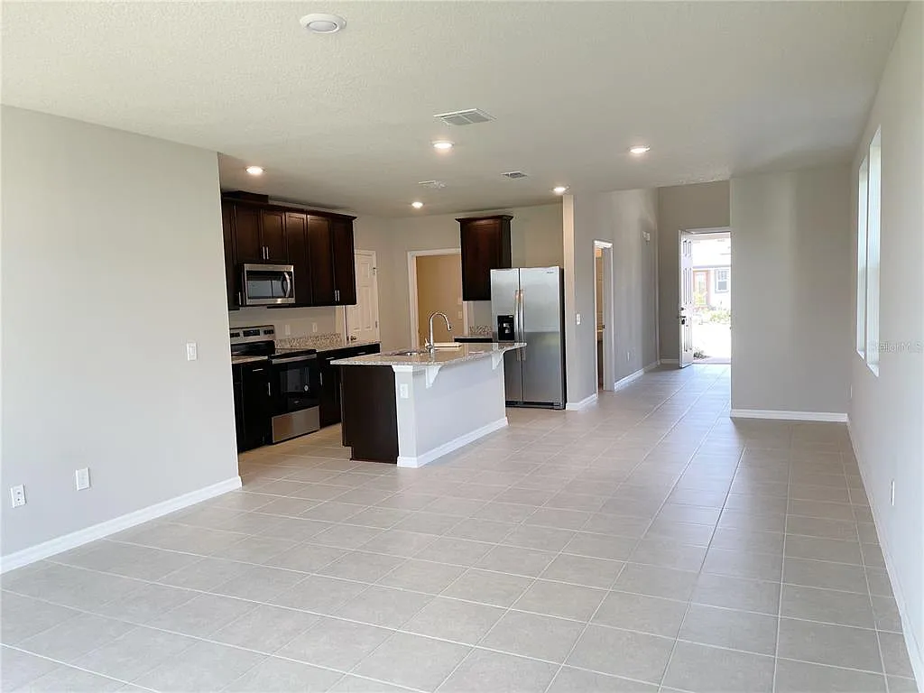 4 bed, 2.5 bath, 2168 sqft, $2,360 — Photo 3