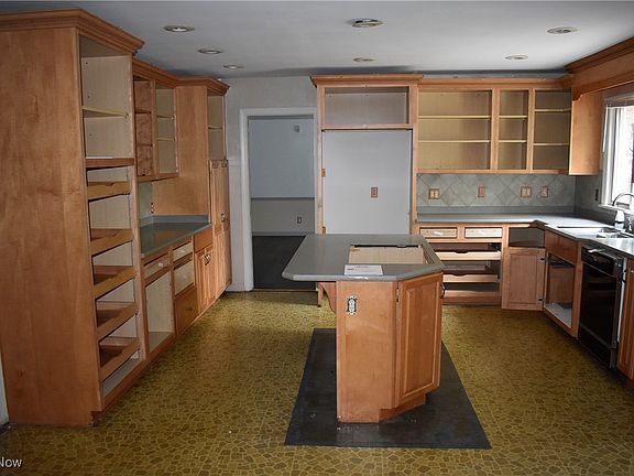 5th image of 728 Wildwood Dr NE