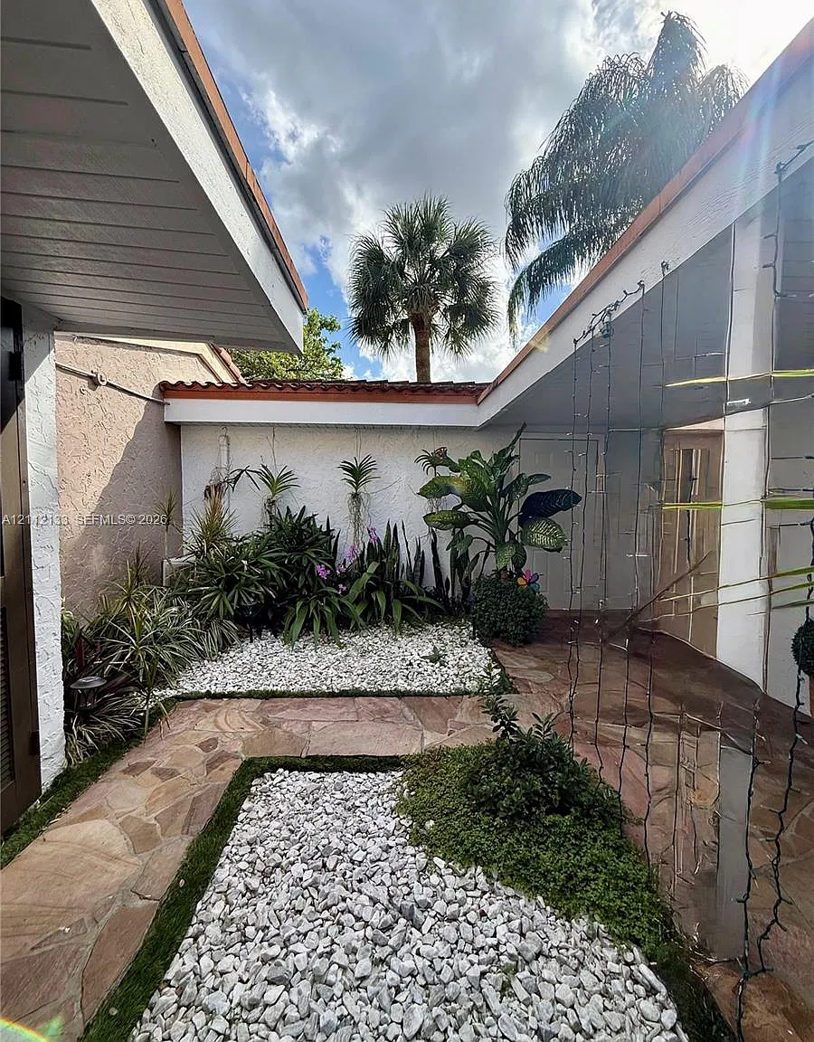 Townhouses Of Emerald Hil — Photo 3