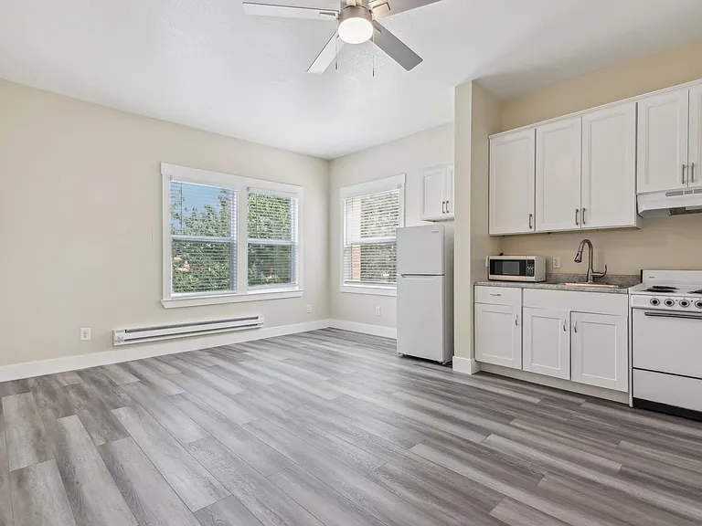 2070 University Avenue — Photo 11