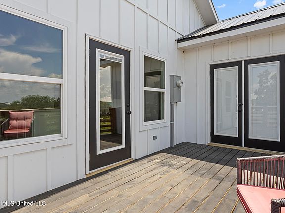 4th image of 825 Larkspur Ln