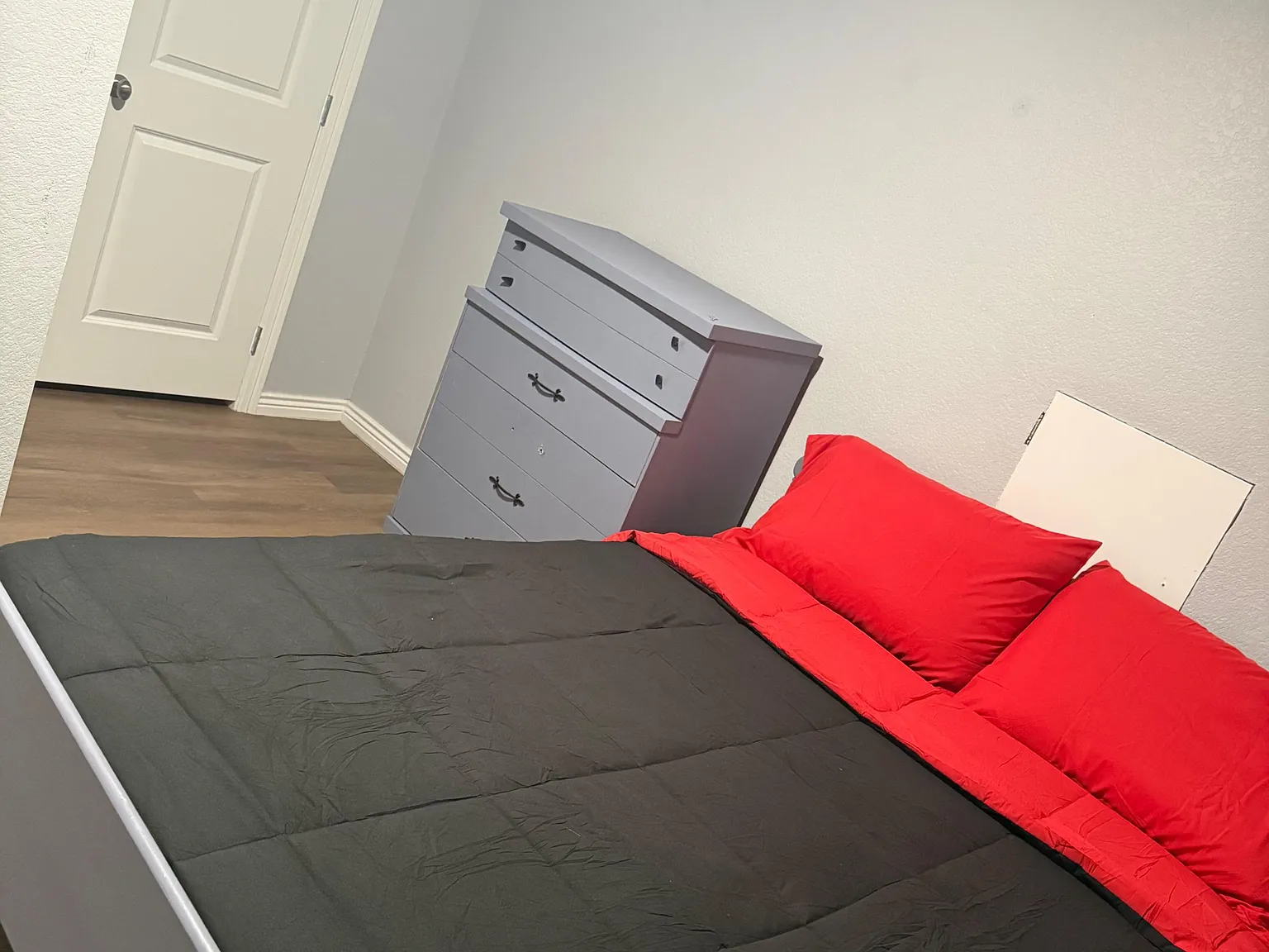 2 bed, 1.0 bath, 2100 sqft, $1,001 — Photo 2