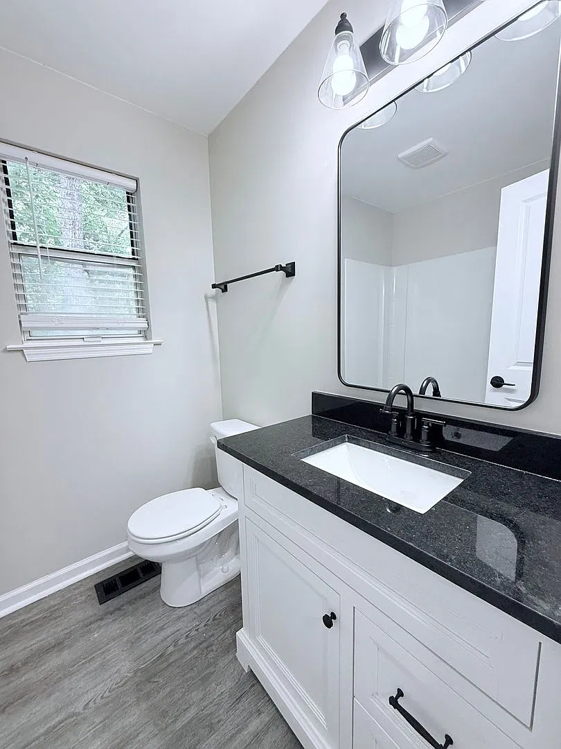 Updated 2 bedroom townhome with private back patio — Photo 4