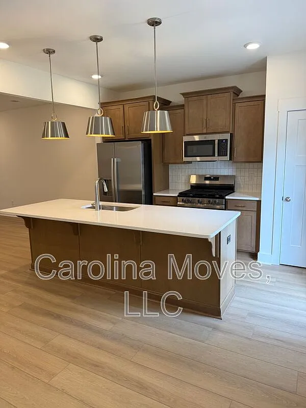 3 bed, 2.5 bath, 1616 sqft, $1,800 — Photo 1