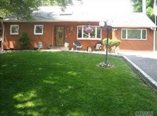 164 Saint Nicholas Ave, Smithtown, NY 11787