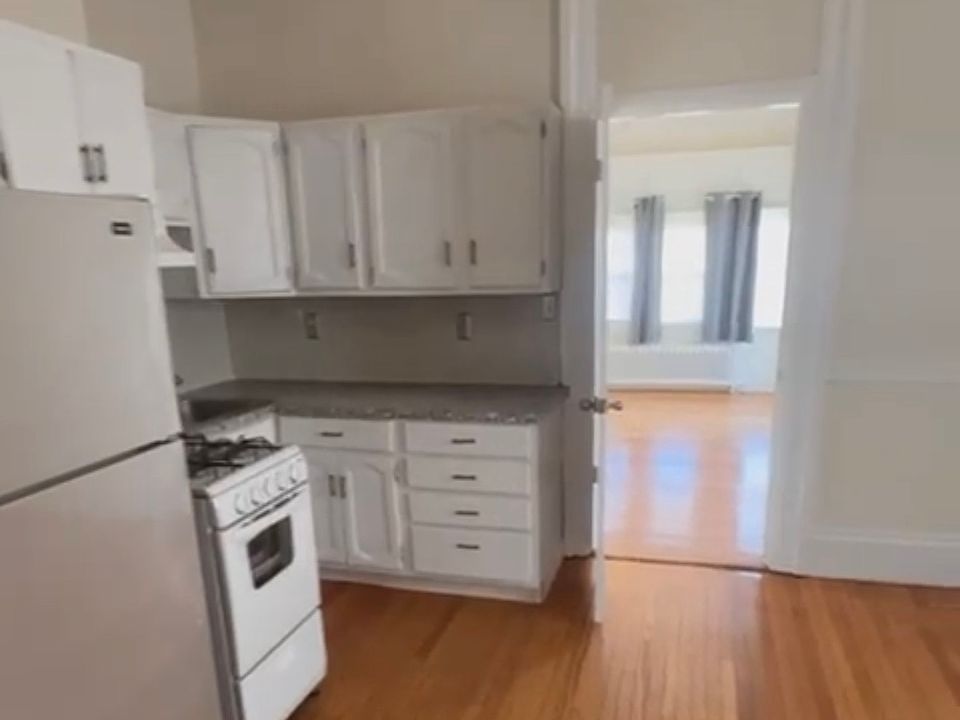 2nd image of 519 Pleasant St APT 1