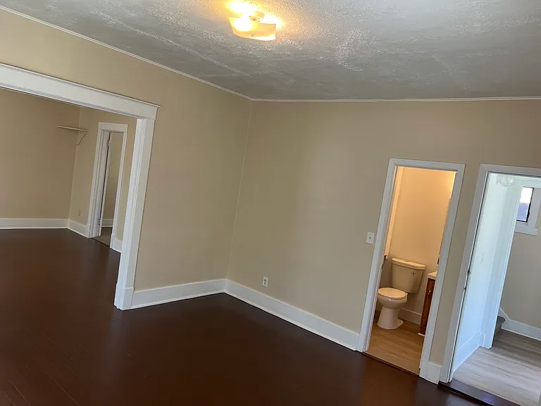 2411 Lynn St — Photo 3
