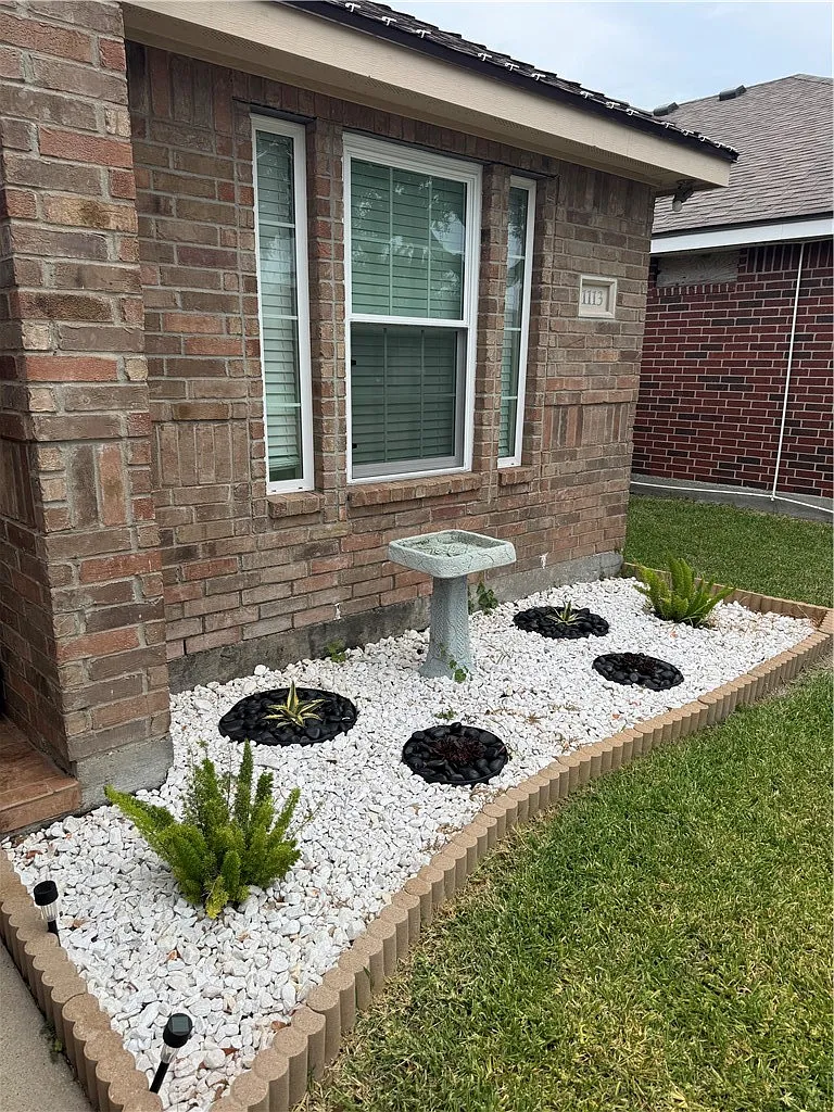 3 bed, 2.0 bath, 1703 sqft, $2,400 — Photo 4
