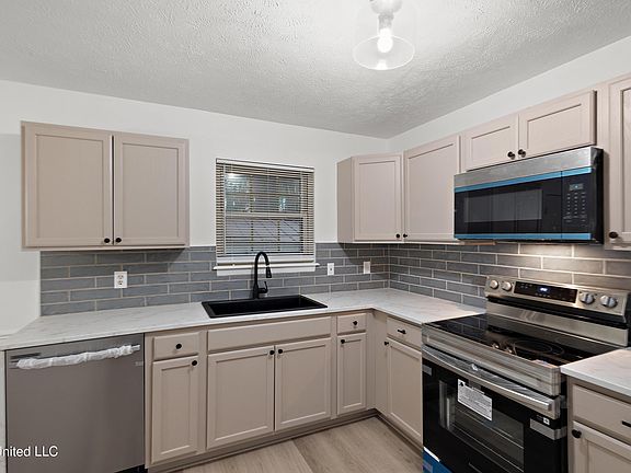 4th image of 18 Begonia Ct