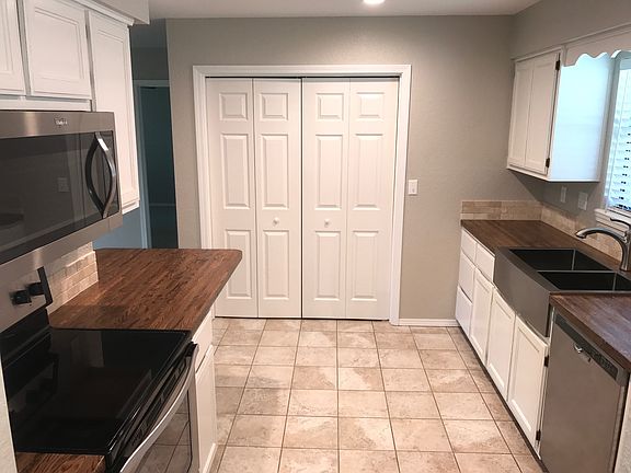 3rd image of 12 E Elvendon Dr