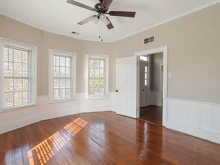 515 Center St — Photo 28