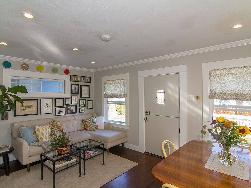 Bright & Open Living/Dining