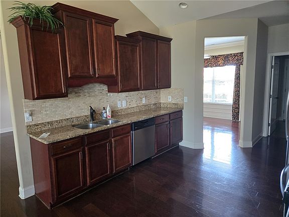 4th image of 304 Knoll View Dr