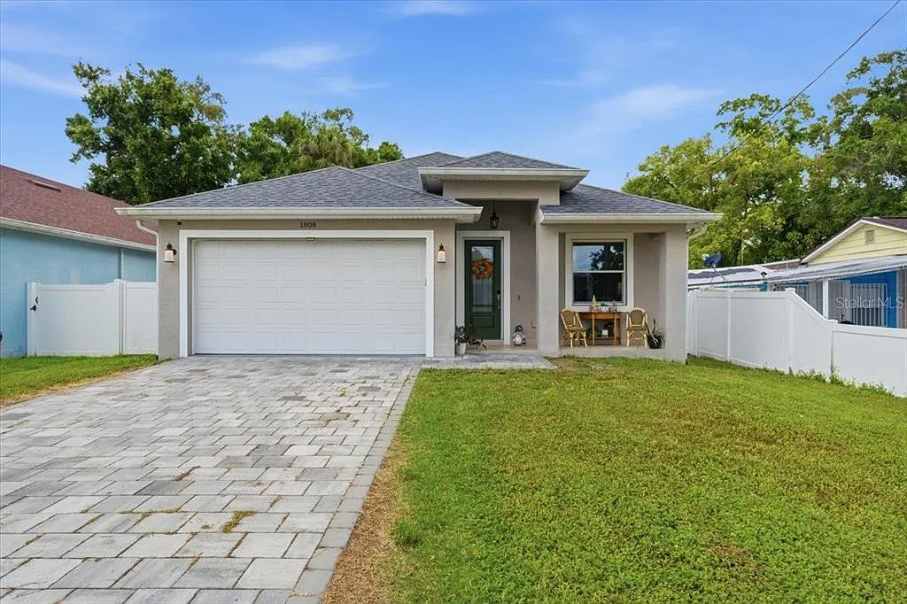 3 bed, 2.0 bath, 1696 sqft, $3,195 — Photo 2