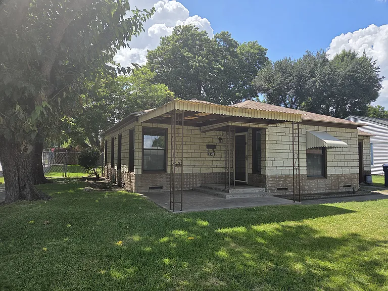1309 Shady Ln — Photo 3