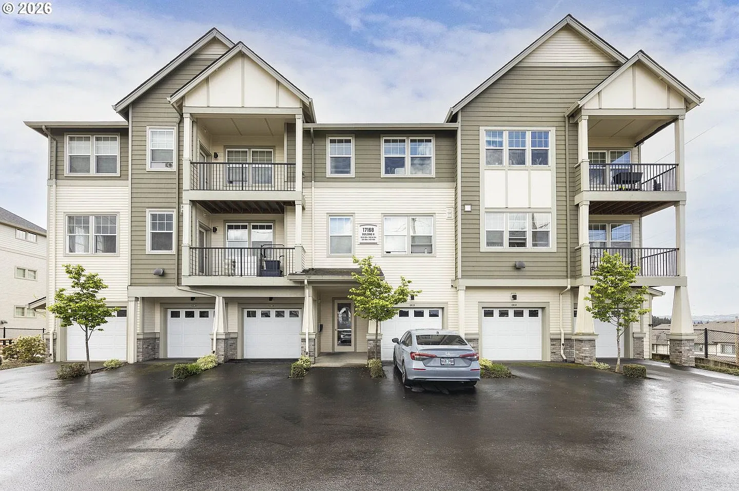 Bright 1 Bedroom Condo with Open Kitchen, Private Balcony, Home Office Space & Community Pool — Photo 1