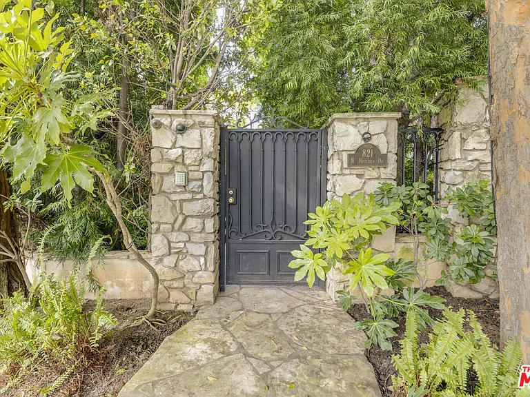 821 N Whittier Dr — Photo 43