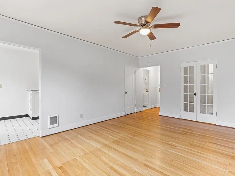 2128 SE Hawthorne Blvd - Caldwell Apartments — Photo 21