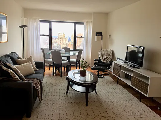 Rented by Anita Loewy, Inc | media 17