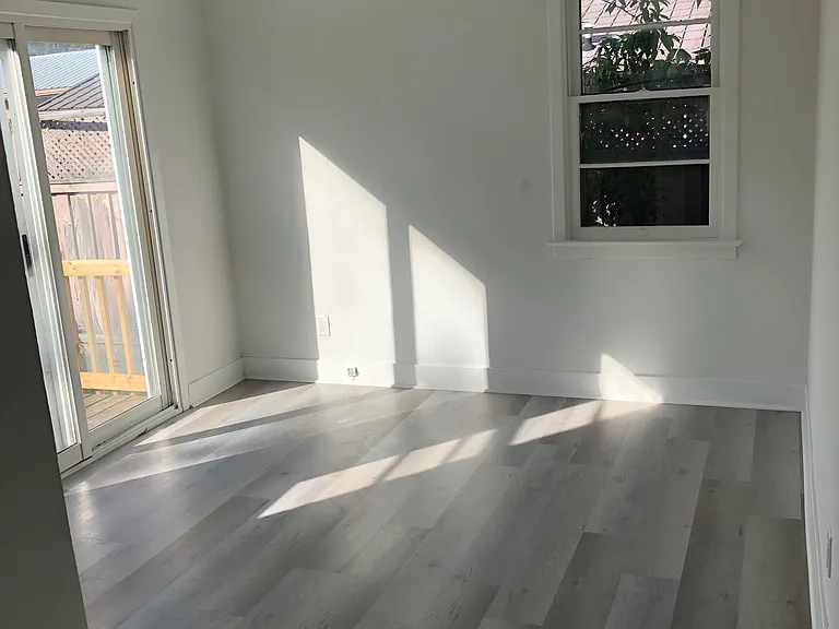 34 Cundles Rd E — Photo 5