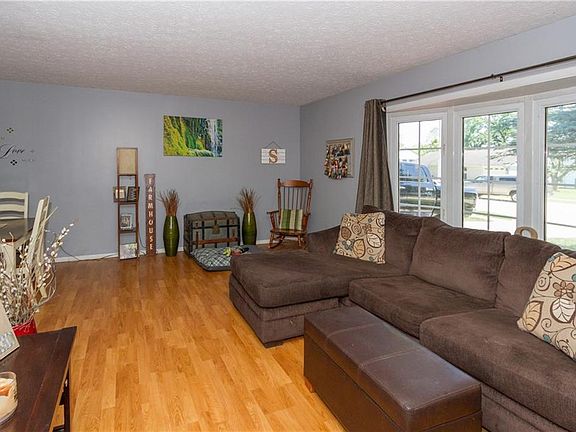 3rd image of 948 Windsor Dr