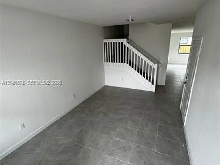 285 SW 159th Ln — Photo 4