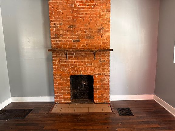3rd image of 1540 Oak St